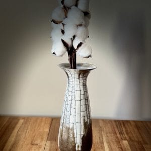 Vase en céramique (grès) contenant une tige de fleur de coton